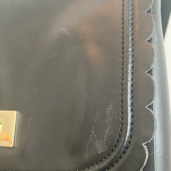 Kate Spade Shoulder Bag with Scalloped Edges. - Picture 5 of 5